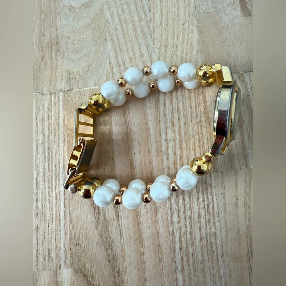 Vintage becora ladies gold tone fashion pearl bracelet watch NEW BATTERY